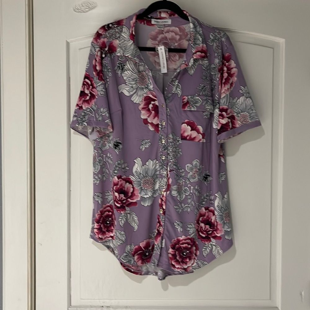 Sweet Lindsey purple and pink floral blouse with gold buttons and pocket NWT